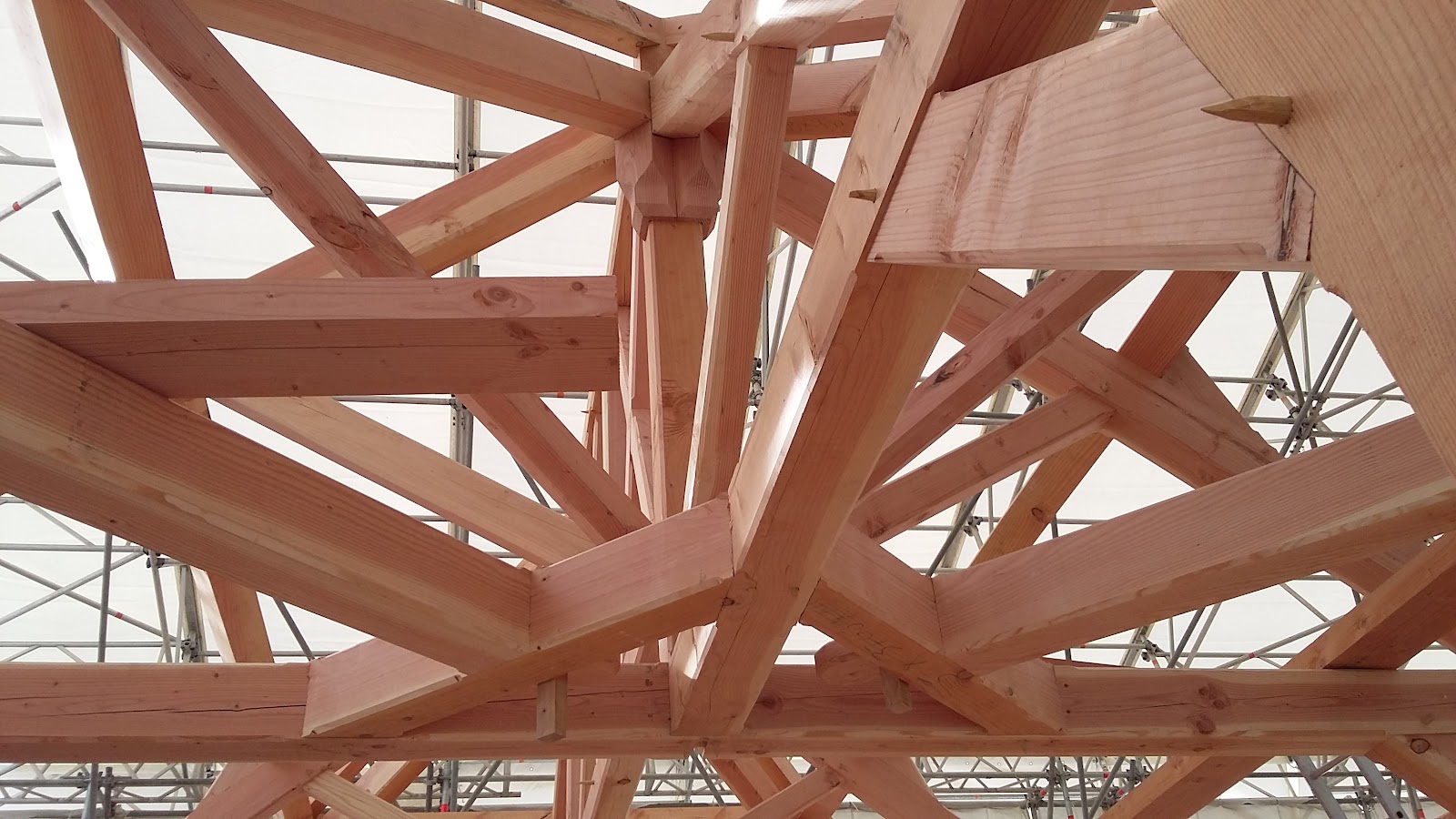 Détail d'assemblage complexe d'une charpente en bois