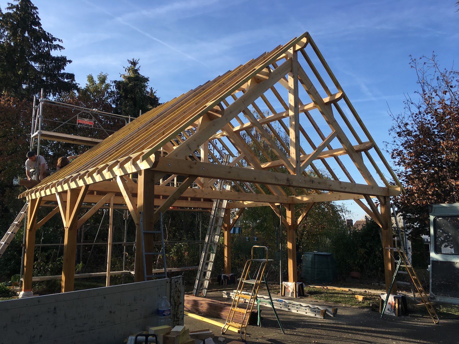 Construction d'une charpente bois traditionnelle en extérieur