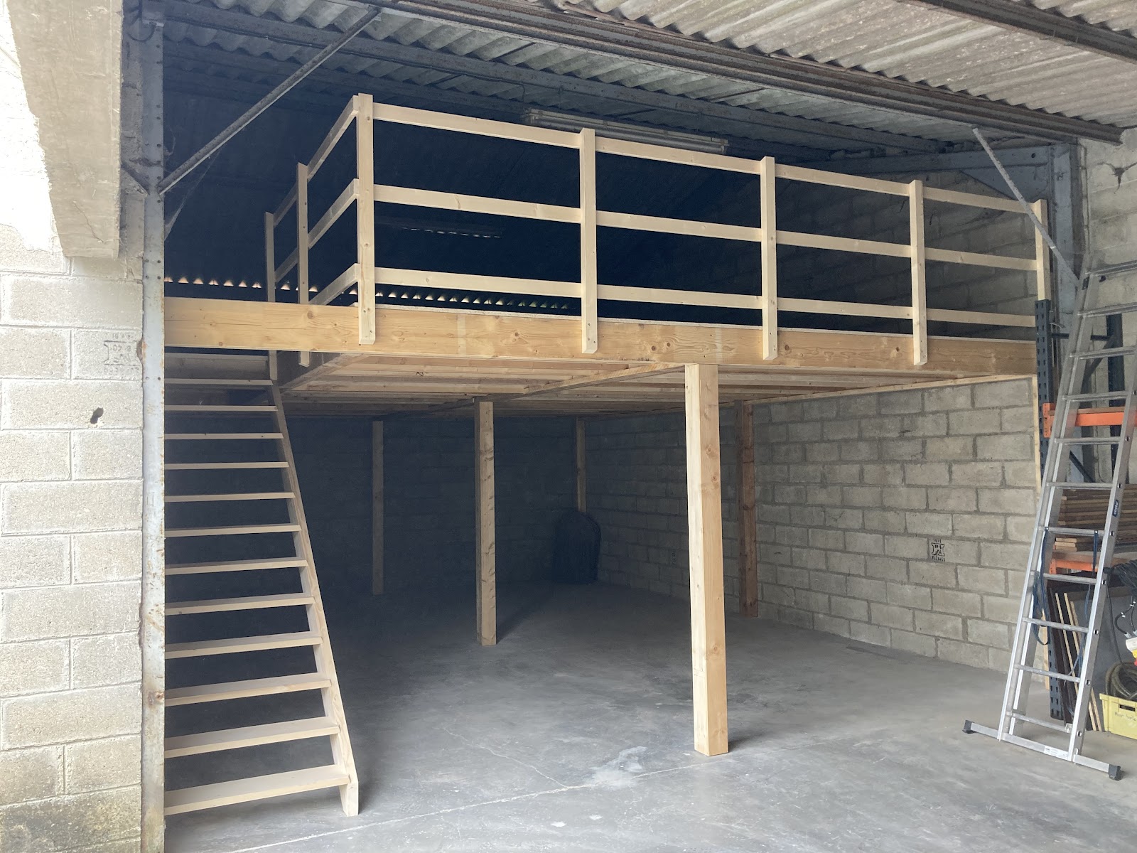 Aménagement d'une mezzanine avec escalier bois dans un atelier