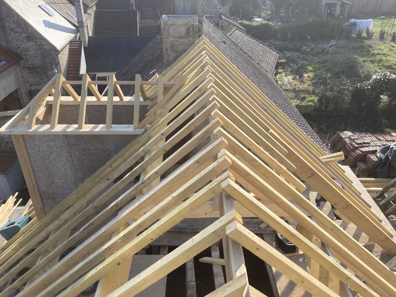 Vue aérienne d'une structure de toiture en cours de réalisation