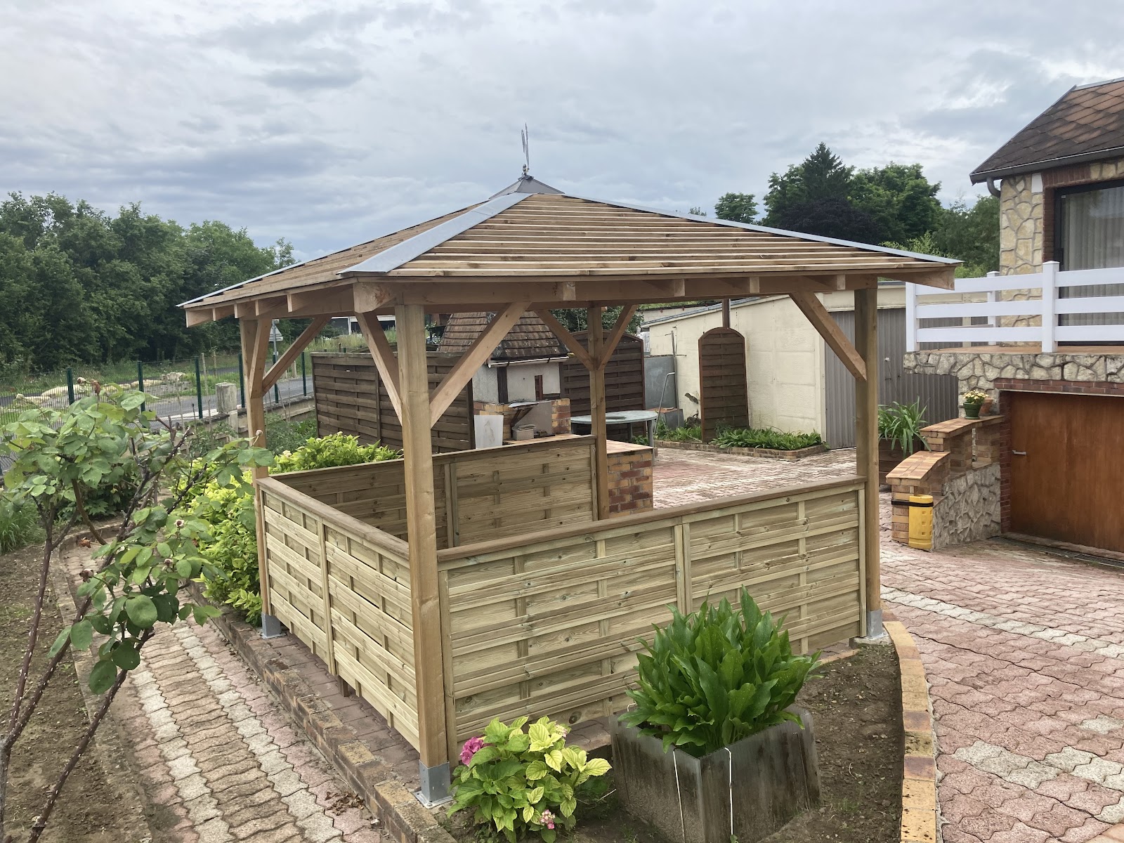 Kiosque de jardin avec structure en bois massif